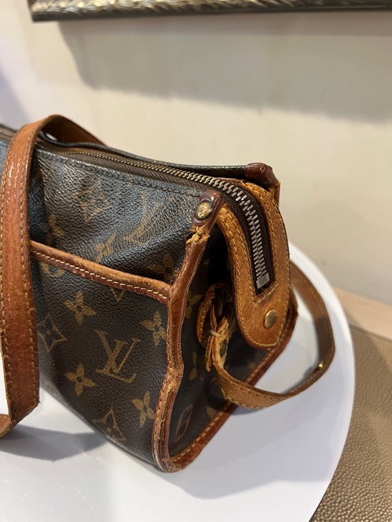 Louis Vuitton LV Popincourt Monogram Canvas Handbag - detached strap, wear - Picture 9 of 17